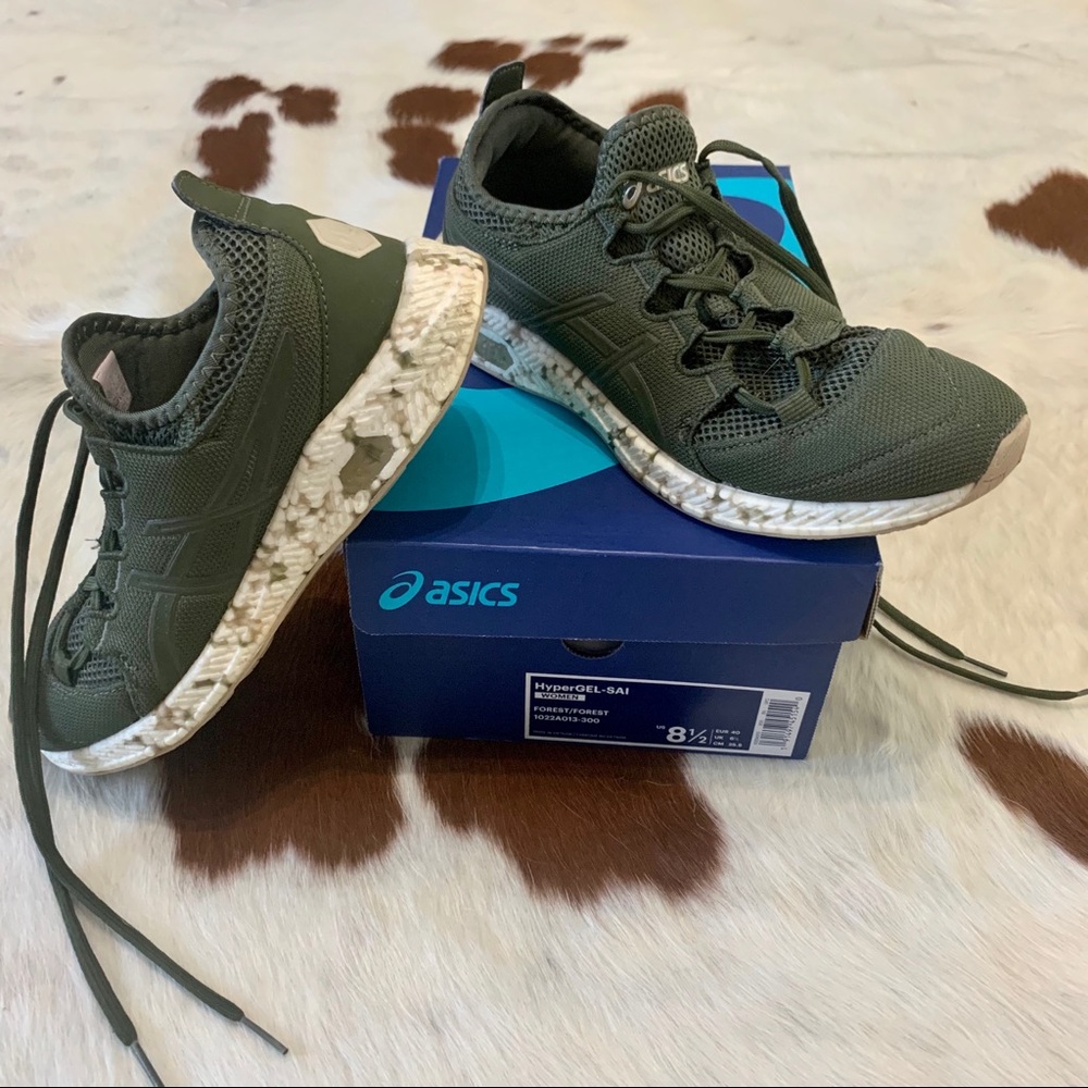 LIKE NEW Asics HyperGel in Camo / Forest!